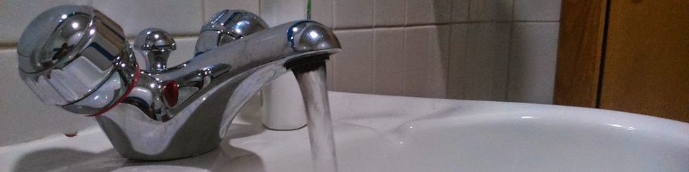 water running out of faucet, 247homerescue, CC0, via Wikimedia Commons